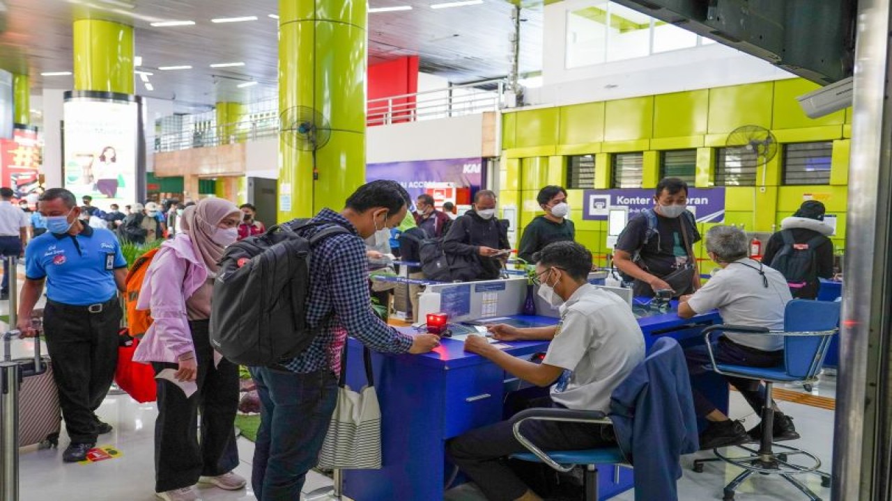Suasana verifikasi dokumen syarat perjalanan kereta api di Stasiun Gambir Jakarta, Jumat (3/3/2023). (PT KAI)