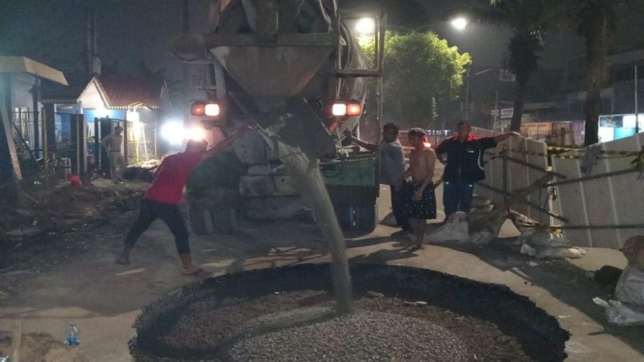 Proses perbaikan aspal yang longsor di Jalan Daan Mogot, Jakarta Barat, Selasa (14/3/2023). ANTRA/HO-Sudin SDA Jakarta Barat