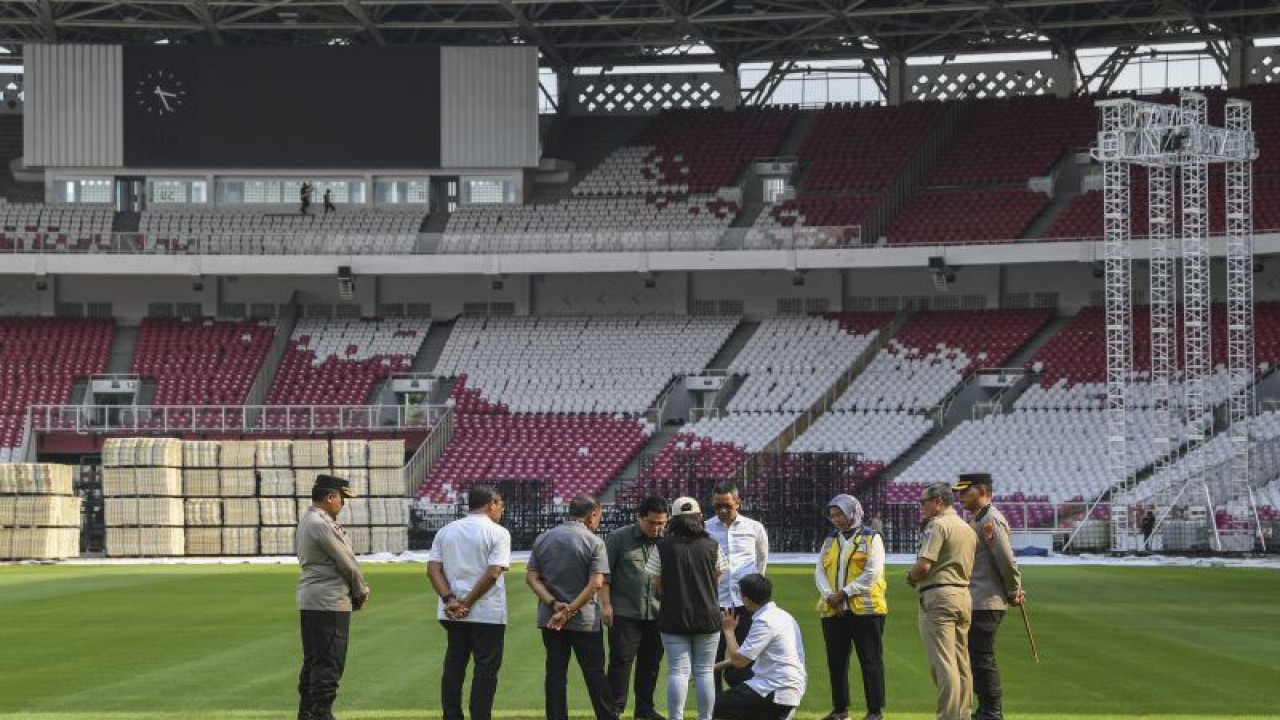 Ketua PSSI, Erick Thohir (keempat kiri) didampingi Wakil Ketua Umum PSSI Ratu Tisha Destria (kelima kiri), Wakil Ketua Umum PSSI Zainudin Amali (ketiga kiri) dan Penjabat (Pj) Gubernur DKI Jakarta Heru Budi Hartono (kelima kanan) meninjau Stadion Utama Gelora Bung Karno (SUGBK), Senayan, Jakarta, Senin (13/3/2023). . ANTARA FOTO/M Risyal Hidayat/foc.