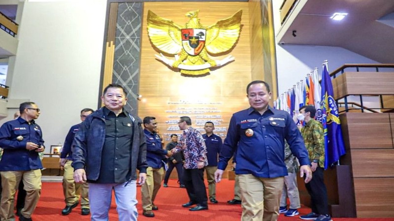 Menteri Badan Perencanaan Pembangunan Nasional Suharso Monoarfa bersama Kepala Badan Keamanan Laut Republik Indonesia Laksamana Madya TNI Dr. Aan Kurnia saat berada di Bakamla Gedung Perintis Kemerdekaan, Jakarta, Kamis (31/3/2023). ANTARA/HO-Instagram @suharsomonoarfa