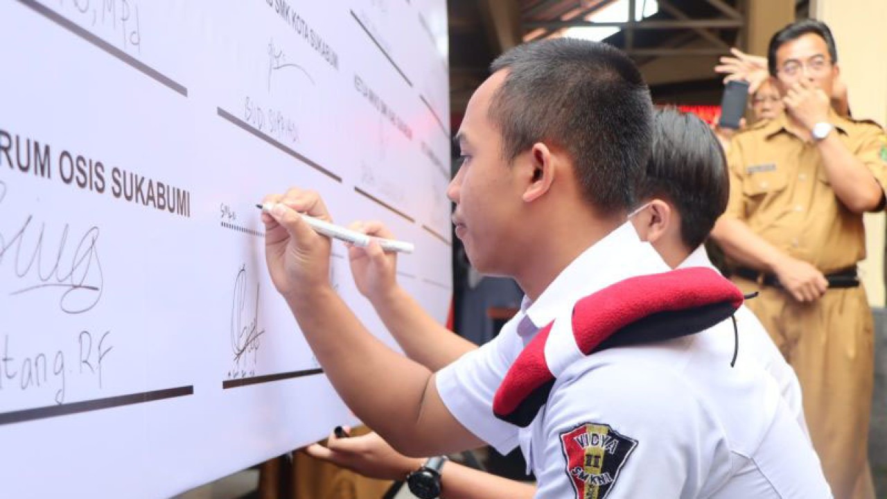Perwakilan pelajar Kota Sukabumi, Jabar saat memberikan tanda tangan pada kegiatan deklarasi damai dan antikekeras di kalangan pelajar yang acara ini dipelopori oleh Polres Sukabumi Kota pada Senin, (20/3). Antara/Aditya Rohman