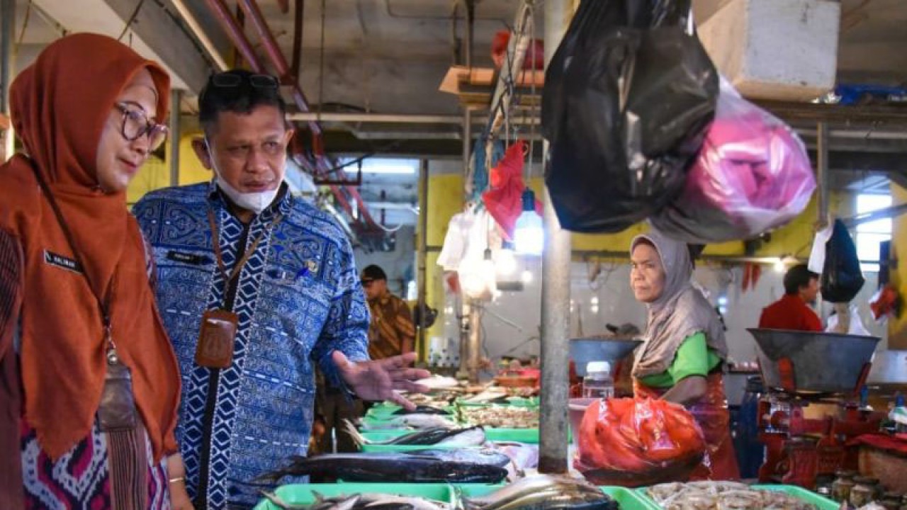 Kepala Suku Dinas Koperasi, Usaha Kecil dan Menengah dan Perdagangan (Sudin KUKMP) Jakarta Timur Parulian Tampubolon tengah mengecek ketersediaan pangan dan harga pangan di Pasar Perumnas Klender, Malaka Sari, Jakarta Timur, Kamis (9/3/2023). ANTARA/HO-Kominfotik Jakarta Timur