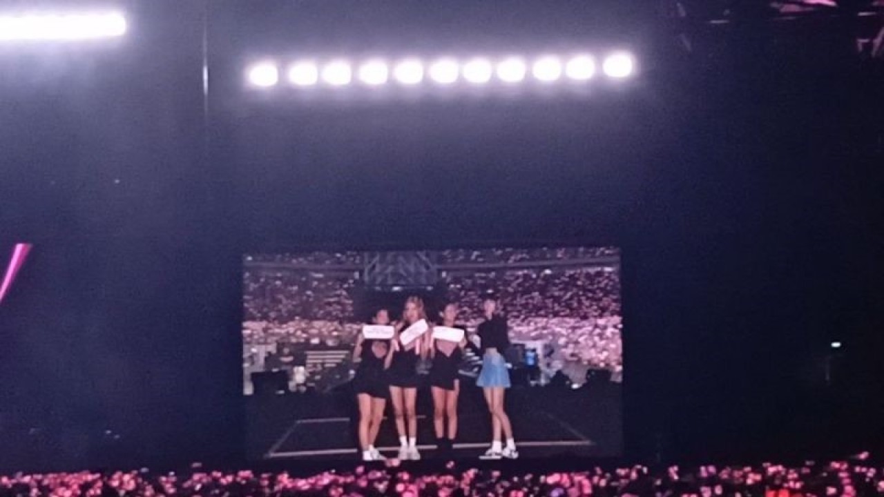 Grup K-Pop BLACKPINK dalam konser BLACKPINK World Tour [BORN PINK] di Stadion Utama GBK, Sabtu (11/3) malam. (ANTARA/Suci Nurhaliza)