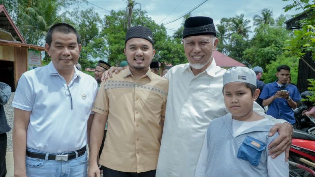 Gubernur Sumbar, Mahyeldi saat mengunjungi masyarakat di Padang. ANTARA/Dok Adpim Sumbar