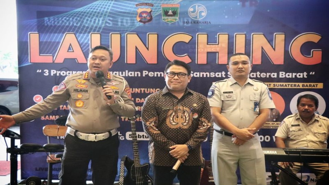 Kepala Bapenda Sumbar Maswar Dedi (tengah) bersama Dirlantas Polda Sumbar dan Jasa Raharja saat peluncuran Triple Untung (ANTARA/HO Rico)