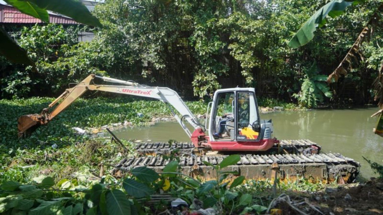 Arsip Foto. Kegiatan pengerukan endapan Sungai Balang Turungan di Kota Makassar, Provinsi Sulawesi Selatan. (ANTARA/HO-Humas Pemprov Sulsel)