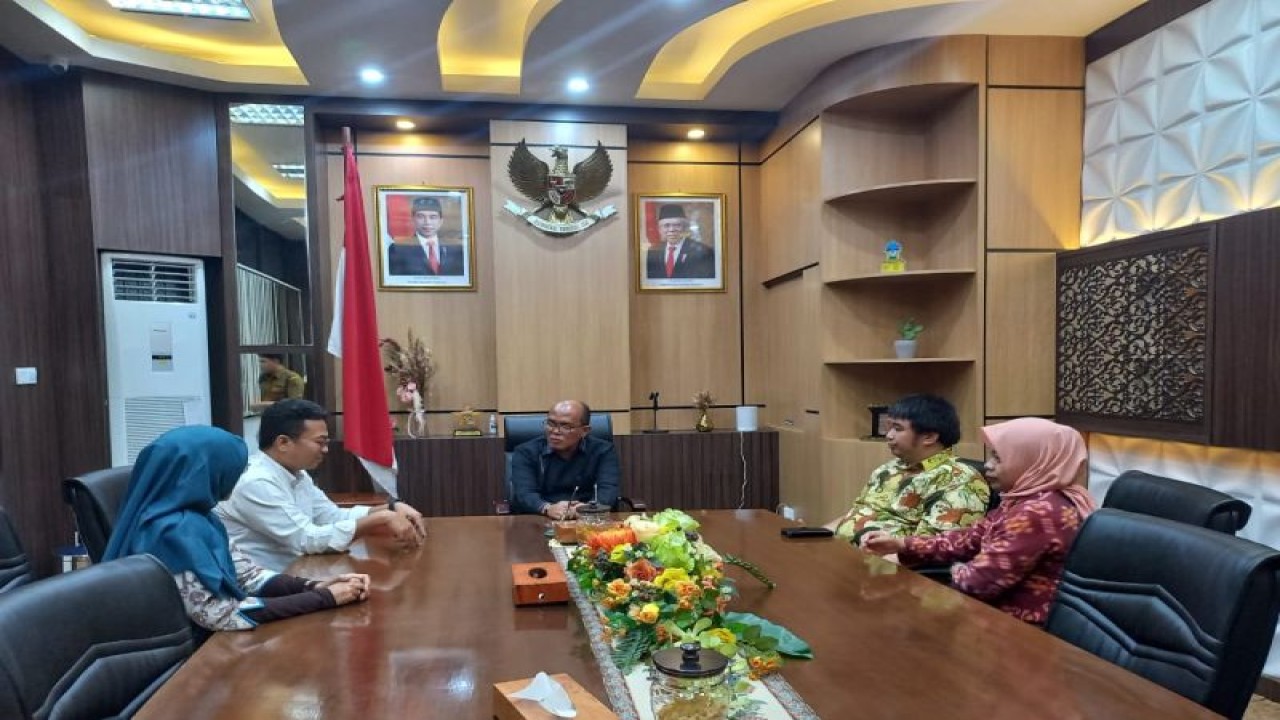 Ketua DPRD Sumbar Supardi menerima ​​​​​​​Direktur Guru Pendidikan Menengah dan Pendidikan Khusus Dirjen GTK Kemendikbudristek, Putra Asga dalam pertemuan yang digelar pada Selasa (28/2/2023) (FOTO ANTARA/HO DPRD Sumbar)