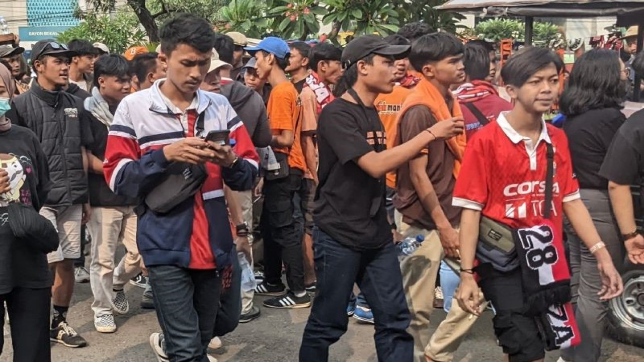 Suporter Persija, The Jakmania berdatangan ke Stadion Patriot Candrabhaga, Bekasi, Minggu (5/6/2022). (ANTARA/Michael Siahaan)