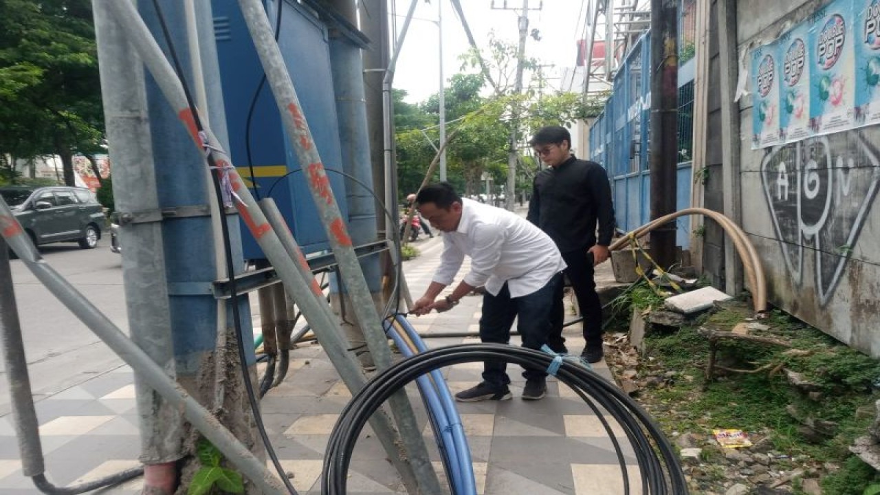 Wakil Ketua Komisi B DPRD Surabaya Karno saat menemukan penempatan kabel utilitas yang semrawut salah satunya di kawasan pedestrian Jalan Mayjend Sungkono, Surabaya, Jumat (17/3/2023). (ANTARA/HO-Diskominfo Surabaya)
