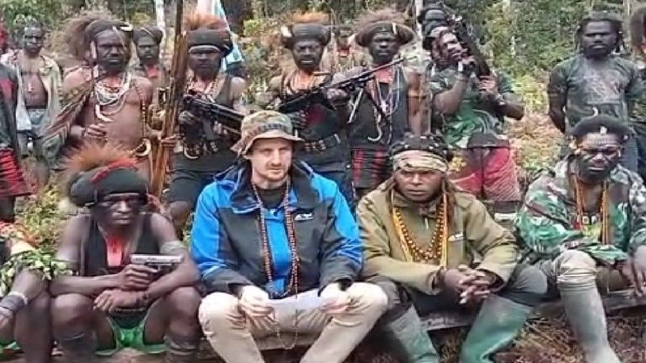 Dokumentasi - Pilot Susi Air Philip Mark Mahrtens berkebangsaan Selandia Baru bersama KKB pimpinan Egianus Kogoya. (ANTARA/HO/Dokumen Pribadi)