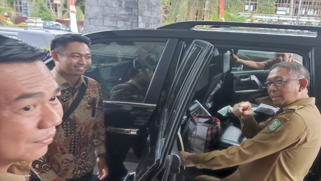 Gubernur Kalimantan Barat Sutarmidji (kanan) saat kunjungan kerja di Kota Putussibau Kabupaten Kapuas Hulu Kalimantan Barat, Senin (13/3/2023). ANTARA. (Teofilusianto Timotius)