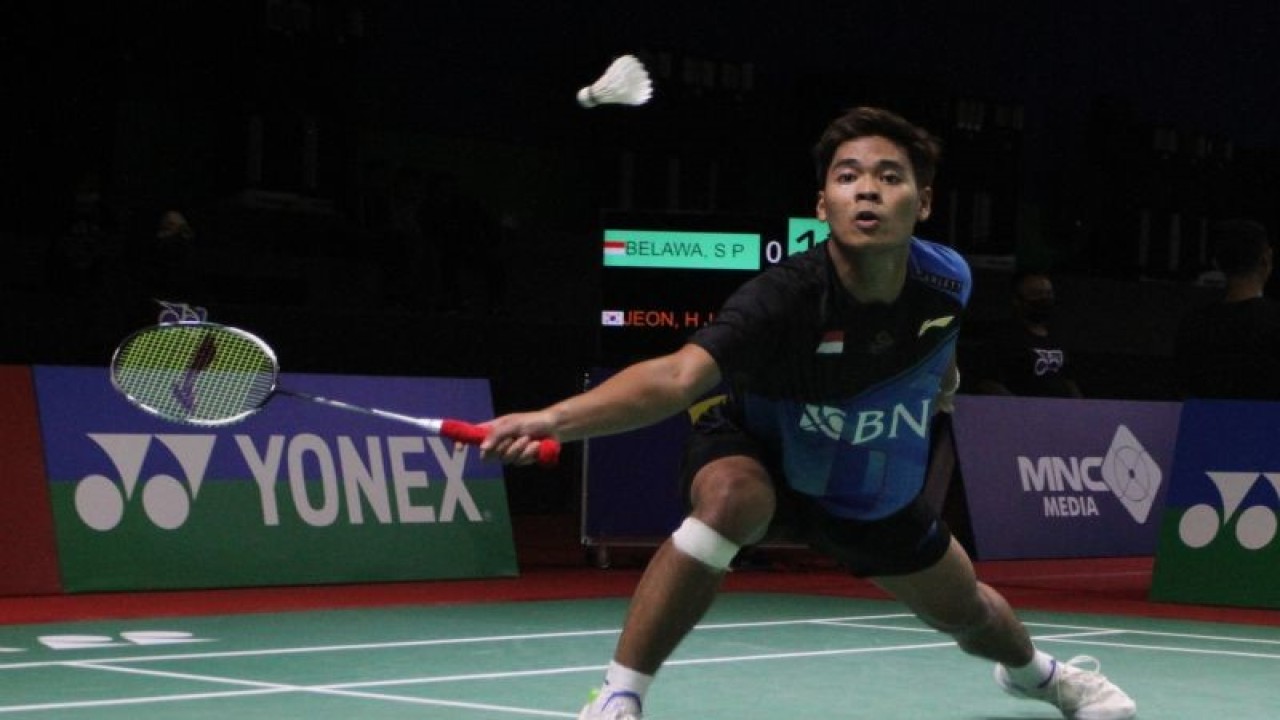 Pebulu tangkis tunggal putra Indonesia Syabda Perkasa Belawa berusaha mengembalikan kok ke arah lawannya pebulu tangkis Korea Selatan Jin Hyeok Jeon pada babak 8 besar Mansion Sport Indonesia International Challenge 2022 di Platinum Arena, Malang, Jawa Timur, Jumat (14/10/2022). . ANTARA FOTO/Ari Bowo Sucipto/tom. (ARI BOWO SUCIPTO/ARI BOWO SUCIPTO)
