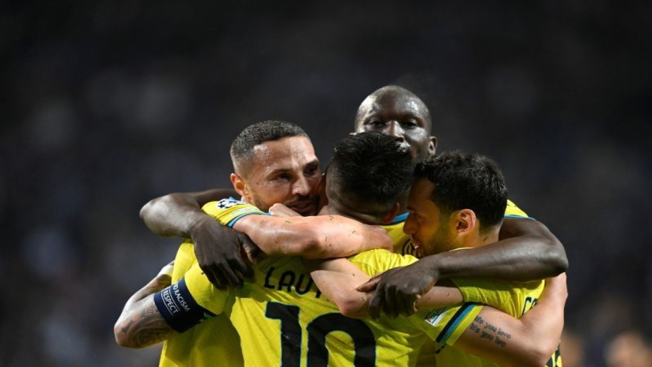 Selebrasi para pemain Inter Milan setelah timnya lolos ke perempat final Liga Champions usai menyingkirkan Porto dengan agregat 1-0 di Estadio do Dragao pada 15 Maret 2023. ANTARA/AFP/PATRICIA DE MELO MOREIRA