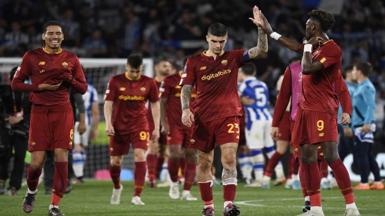 Para pemain AS Roma merayakan lolosnya tim mereka ke perempat final di akhir pertandingan leg kedua 16 besar Liga Europa lawan Real Sociedad di Reale Arena pada 17 Maret 2023. ANTARA/AFP/ANDER GILLENEA