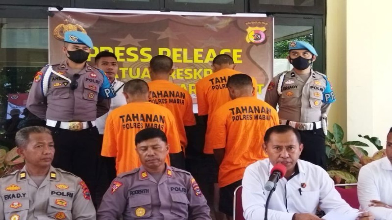 Konferensi Pers Polres Manggarai Barat terkait tindak pidana perambahan atau pengrusakan Kawasan Cagar Alam Wae Wuul, Labuan Bajo, NTT, Senin (20/3/2023). ANTARA/Fransiska Mariana Nuka.