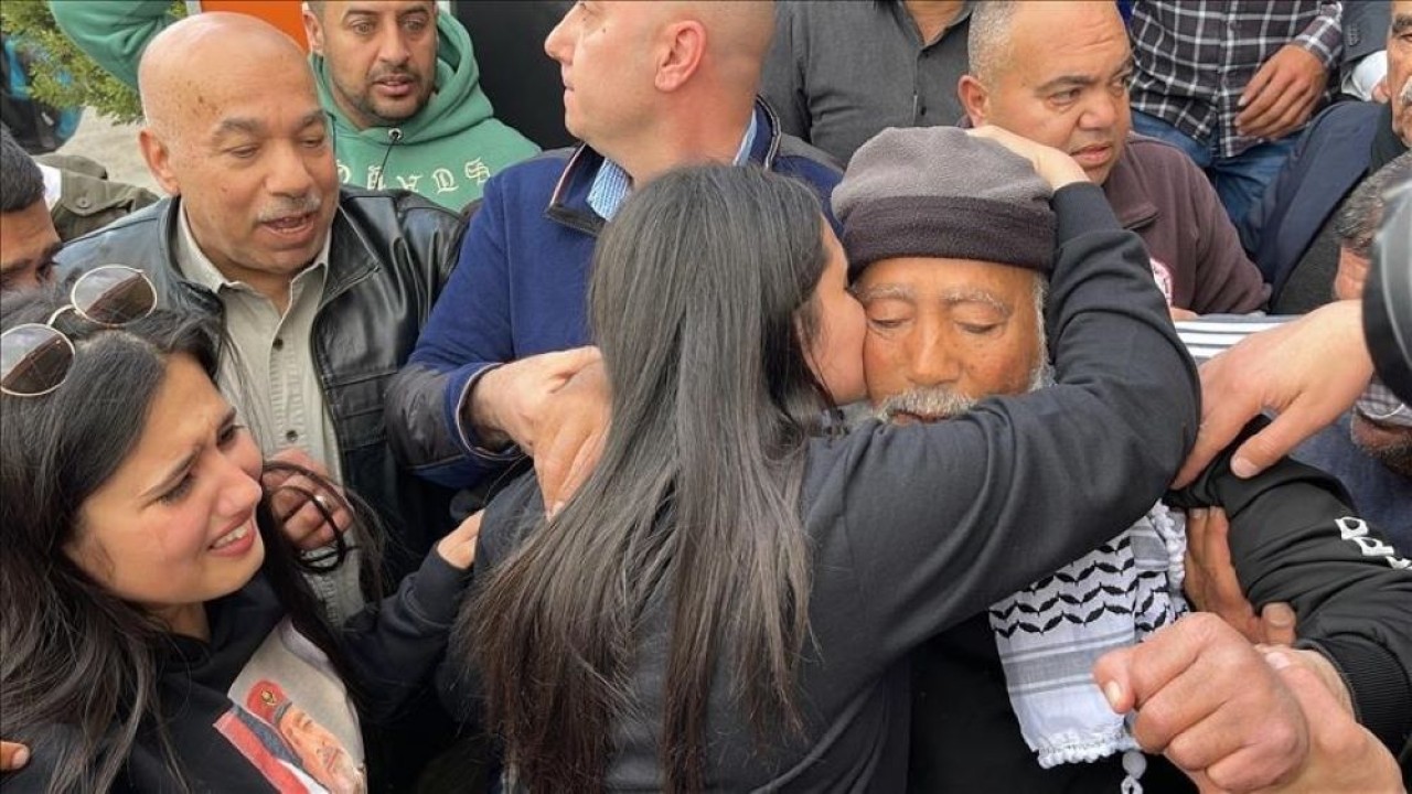 Tahanan tertua Palestina Fuad al-Shubaki dibebaskan dari penjara Israel setelah menjalani hukuman 17 tahun akibat penyelundupan senjata. (Anadolu Agency)