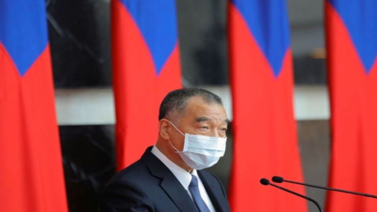 Menteri Pertahanan Taiwan Chiu Kuo-cheng berbicara pada upacara penganugerahan pangkat untuk pejabat militer dari Angkatan Darat, Angkatan Laut dan Angkatan Udara, di Kementerian Pertahanan di Taipei, Taiwan, pada 28 Desember 2021. (Annabelle Chih/Reuters)