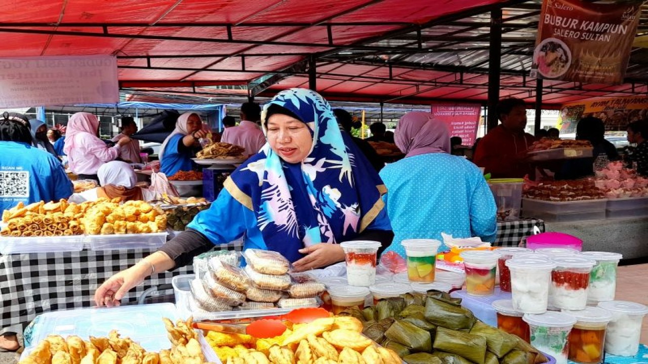 Irma (53) salah satu pedagang Pasar Takjil Benhil merapikan dagangannya saat ditemui di Jakarta pada Kamis (23/3/2023). (ANTARA/Lintang Budiyanti Prameswari)