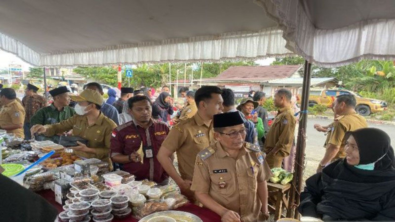 Wakil Bupati Murung Raya, Rejikinoor saat melihat sekaligus membeli menu takjil di pasar Ramadhan di di depan Masjid Agung Al-Istiqlal di Puruk Cahu, Senin (27/3/2023).ANTARA/Supriadi