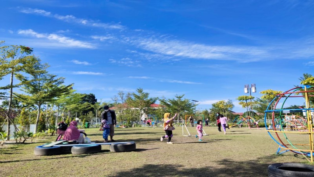 Sejumlah anak bermain di Taman Nyahu Papan Taliwu, Kota Palangka Raya, Kalimantan Tengah, beberapa waktu lalu. (ANTARA/Rendhik Andika)