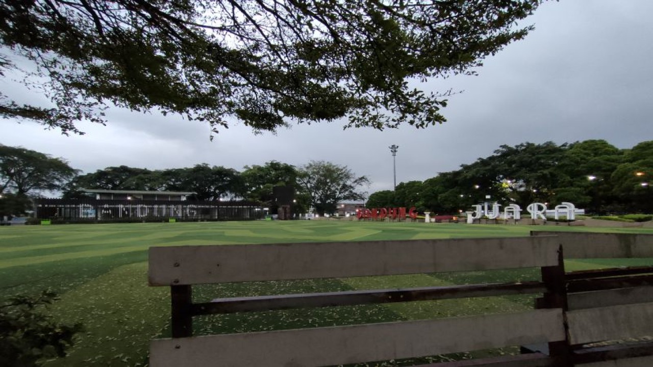 Taman Alun-alun Kota Bandung pada Ahad (26/3/2023). ANTARA/Ricky Prayoga