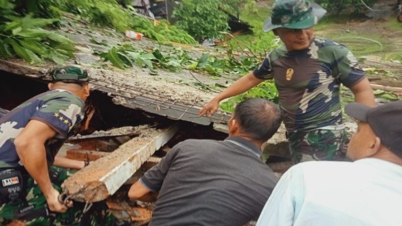 Sejumlah personel Kodam I/BB sedang mencari korban tanah longsor di Desa Pangkalan, Kecamatan Serasan, Natuna, Kepulauan Riau, Senin (6/3/2023). (ANTARA/HO-Kodam I/BB)