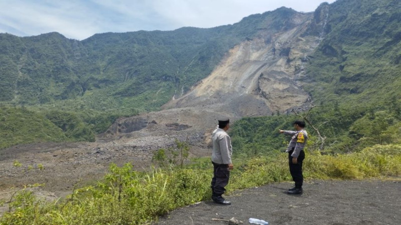 Polisi meninjau lokasi longsor tanah tebing di Gunung Galunggung, Kabupaten Tasikmalaya, Jawa Barat, Minggu (12/3/2023). (ANTARA/HO-Polsek Sukaratu)