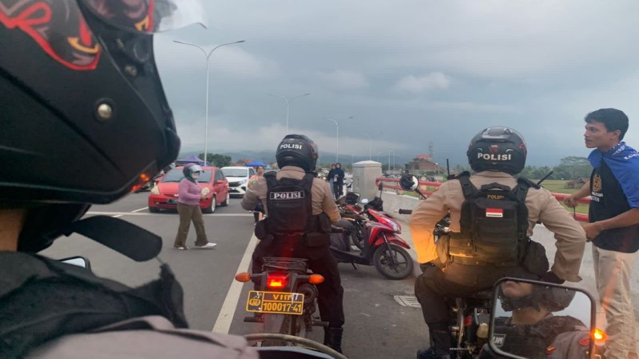 Sejumlah personel polisi melakukan patroli di kawasan perkotaan Tasikmalaya, Jawa Barat. (ANTARA/HO-Humas Polres Tasikmalaya Kota)