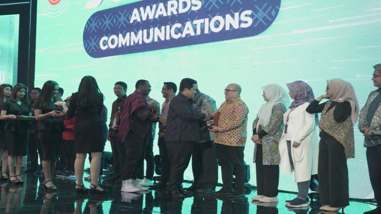 Menteri BUMN Erick Thohir menyerahkan penghargaan Juara 3 Kategori Best Social Media Ranger BUMN kepada Direktur Utama Taspen A.N.S. Kosasih di ajang BUMN Corporate Communications and Sustainability Summit (BCOMSS) 2023. ANTARA/HO - Taspen.