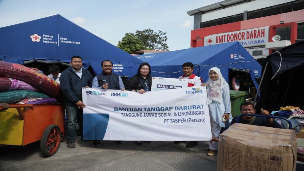 Taspen memberikan paket bantuan senilai Rp50 juta untuk korban terdampak dari kebakaran Depo Pertamina Plumpang. (ANTARA/HO-Taspen)