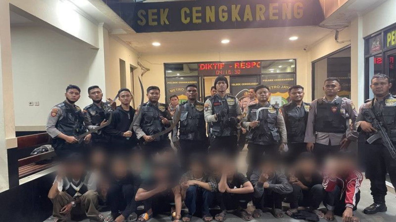 Tim Patroli Polres Metro Jakarta Barat memperlihatkan 12 remaja yang ditangkap hendak tawuran berikut barang bukti senjata tajam, Senin (13/3/2023). ANTARA/HO-Polres Metro Jakarta Barat