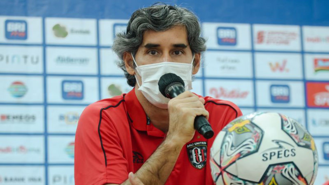 Pelatih Bali United FC Stefano “Teco” Cugurra memberi keterangan kepada media saat jumpa pers di Stadion Maguwoharjo, Yogyakarta, Senin (6/3/2023), terkait laga Bali United melawan Persita Tangerang, Selasa (7/3/2023). (ANTARA/HO-Bali United FC)