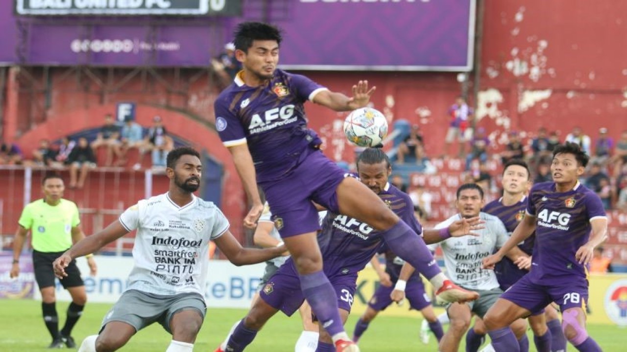 Pesepak bola Persik Kediri Arsyad Yusgiantoro (tengah) berusaha menghadang bola dibayang-bayangi pesepak bola Bali United FC Wellington Carvalho (kiri) pada pertandingan Liga 1 di Stadion Brawijaya, Kota Kediri, Jawa Timur, Selasa (14/2/2023). Pertandingan tersebut berakhir imbang dengan skor 1-1. ANTARA FOTO/Prasetia Fauzani/foc.