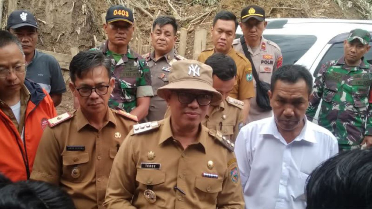 Penjabat Bupati OKU Teddy Meilwansyah meninjau tebing yang longsor di Kecamatan Ulu Ogan pada Rabu (15/3/2023). (ANTARA/Edo Purmana/23)