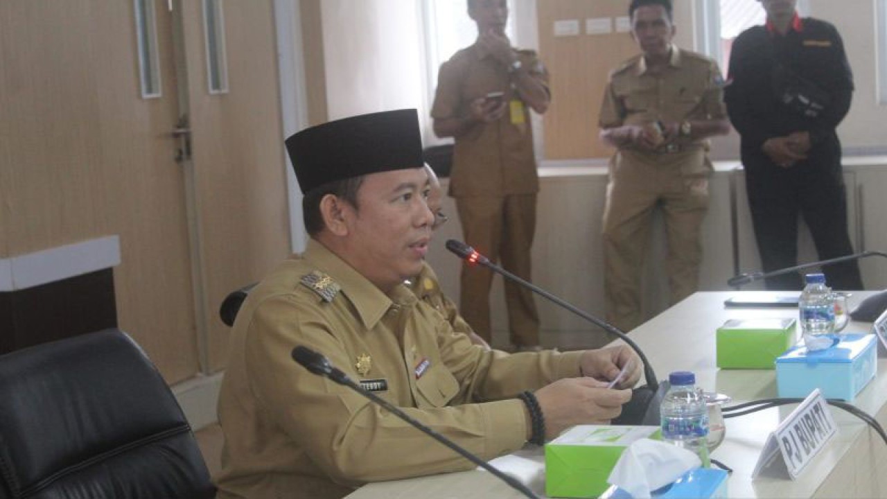 Penjabat Bupati OKU Teddy Meilwansyah. (ANTARA/Edo Purmana)