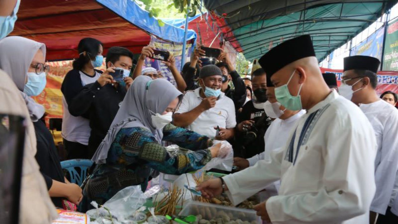 Pelaksana Harian Bupati OKU Teddy Meilwansyah membuka pasar bedug di Taman Kota Baturaja, Kamis. (ANTARA/Edo Purmana/23)