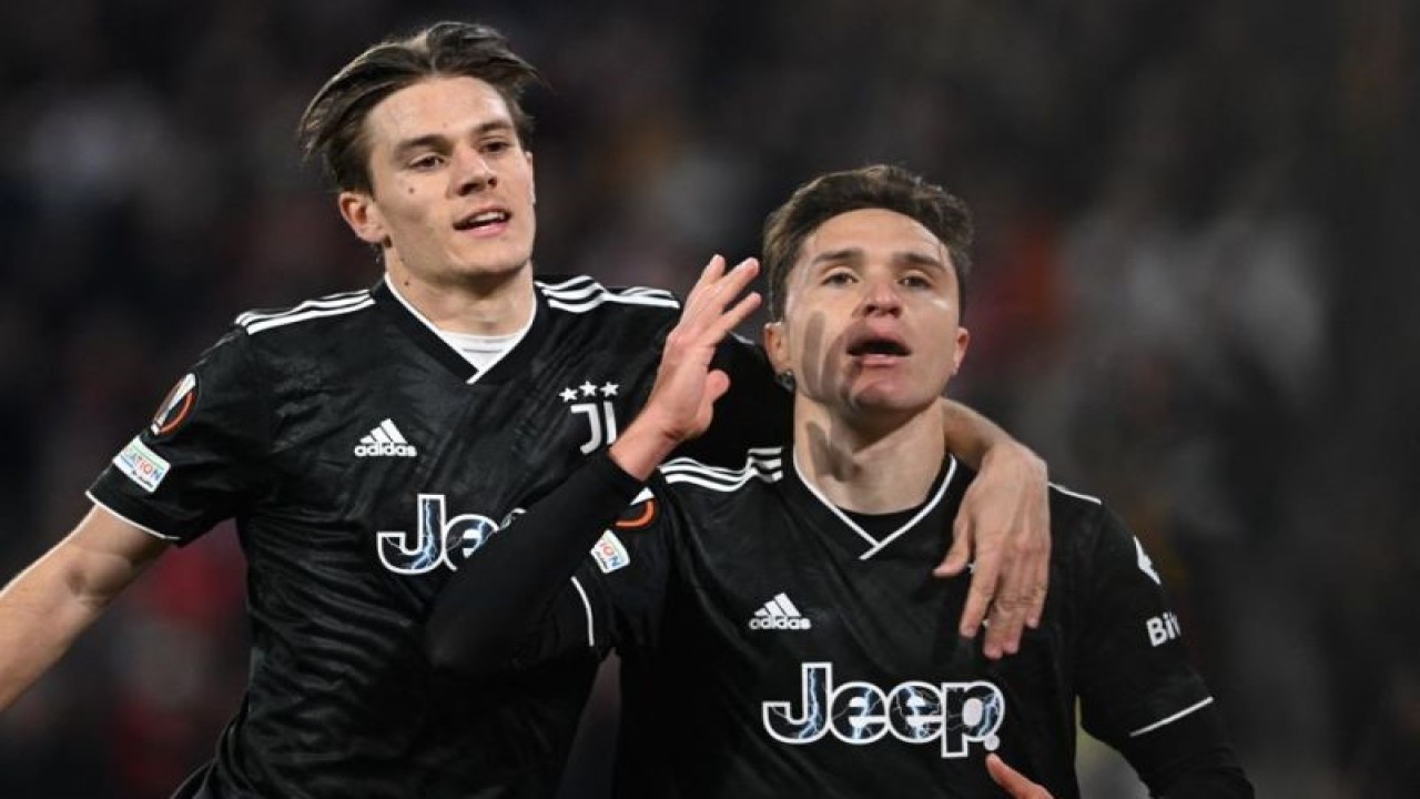 Selebrasi Federico Chiesa (kanan) setelah mencetak gol kedua Juventus dalam pertandingan leg kedua babak 16 besar Liga Europa lawan Freiburg pada 17 Maret 2023. ANTARA/AFP/CHRISTOF STACHE