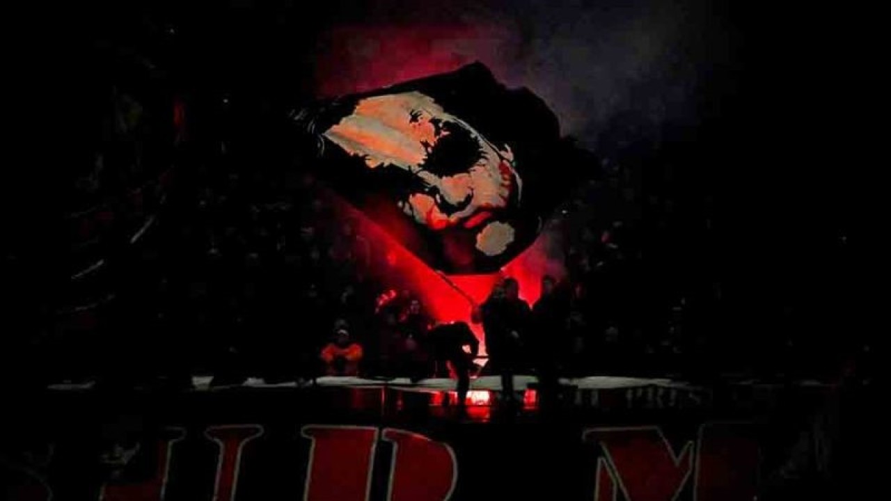 Ilustrasi - Pendukung AC Milan menyaksikan pertandingan antara Inter Milan dengan AC Milan pada lanjutan Liga Italia di Stadion San Siro, Milan, Italia, Minggu (5/2/2023). Inter Milan membungkam AC Milan 1-0 dalam derby della Madonnina. ANTARA FOTO/REUTERS/Alberto Lingria/rwa.
