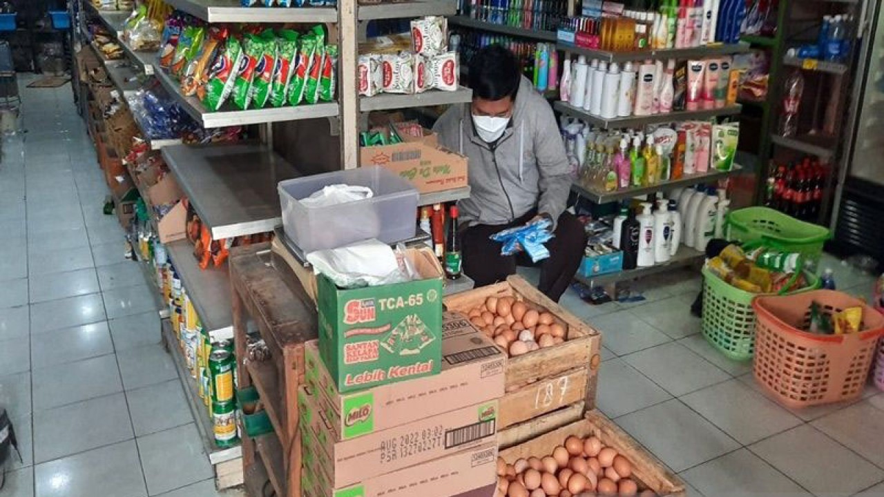 Seorang pedagang sembako saat melayani pelanggannya di Pasar Tradisional Boyolali, Senin (27/3/2023). ANTARA/Bambang Dwi Marwoto.