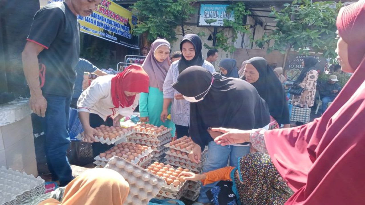 Warga Kota Mataram serbu minyak goreng murah Rp14.000 per liter dalam kegiatan Pasar Rakyat, Selasa (7/3-2023), yang digelar Dinas Perdagangan Kota Mataram, Provinsi Nusa Tenggara Barat, di Kantor Lurah Pejeruk Ampenan, dalam rangka penyambut bulan Ramadan 1444 Hijriah dan Hari Raya Nyepi 2023. (Foto: ANTARA/Nirkomala)