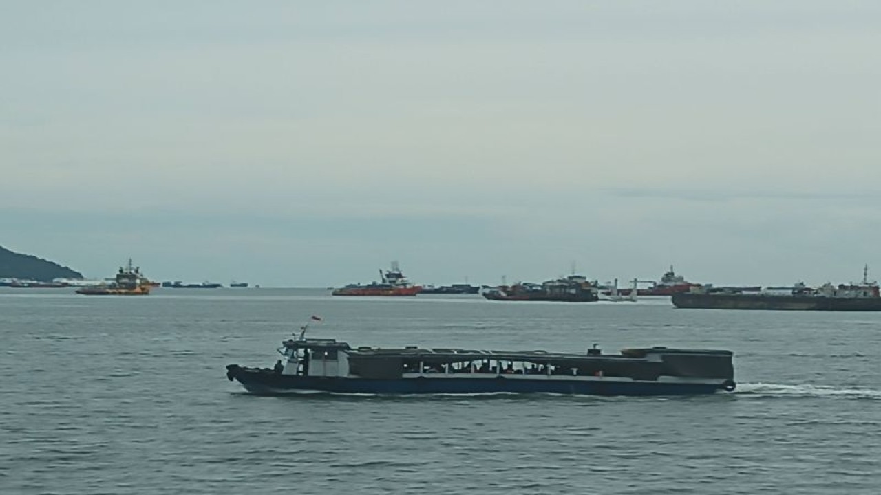 Teluk Balikpapan yang ramai oleh kapal-kapal menunggu giliran sandar ke pelabuhan. (ANTARA/novi abdi)