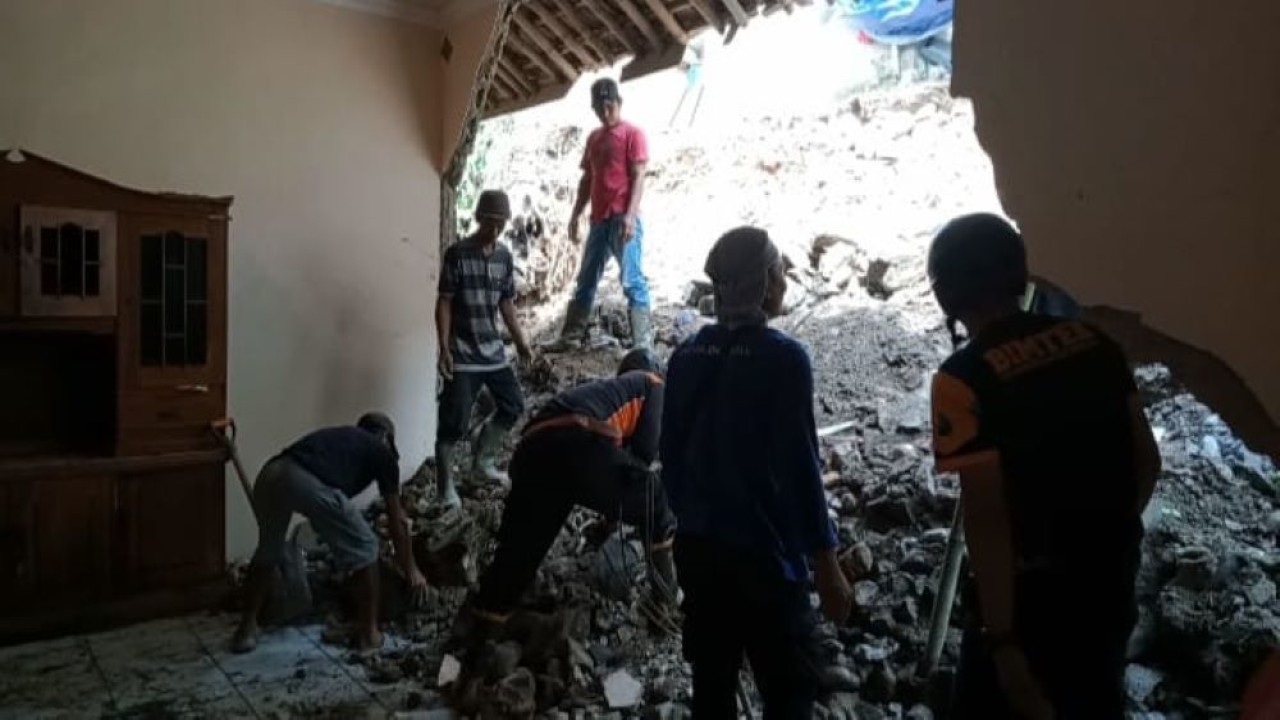 Tembok penahan tebingan yang berada di Kampung Bolang, Desa Tajur, Kecamatan Citeureup, Kabupaten Bogor, Jawa Barat (Jabar), ambruk hingga mengakibatkan satu rumah mengalami rusak berat dan dua rumah yang berada di atas tebingan terancam longsor pada Senin (27/3/2023).