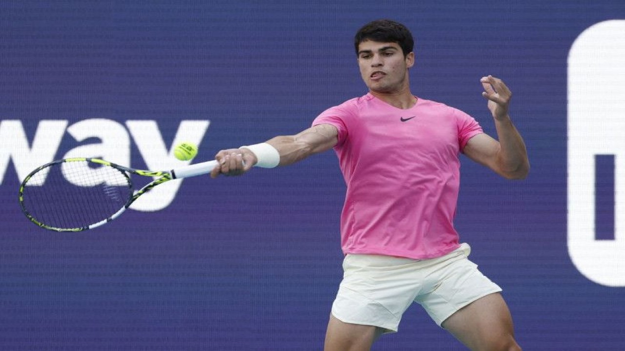 Petenis Carlos Alcaraz melakukan pukulan forehand melawan petenis Serbia Dusan Lajovic pada hari ketujuh Miami Open di Hard Rock Stadium, Miami, Florida, AS, Minggu (26/3/2023). (ANTARA/REUTERS/USA TODAY SPORTS/Geoff Burke)