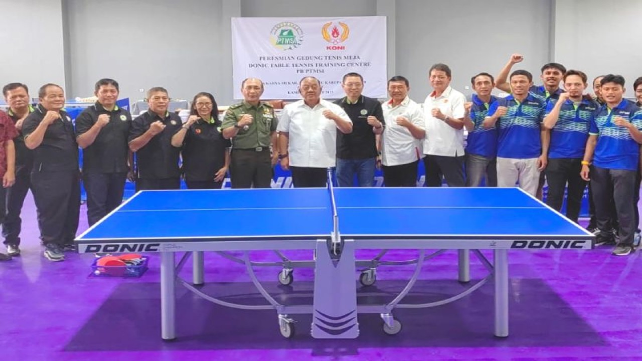Ketua Umum Komite Olahraga Nasional Indonesia (KONI) Pusat Marciano (tengah) berfoto bersama Pengurus Besar Persatuan Tenis Meja Seluruh Indonesia (PB PTMSI) usai meresmikan arena pemusatan latihan nasional (pelatnas) tenis meja Donic Table Tennis Training Center (DTTTC) di Desa Cariu, Kabupaten Bogor, Jawa Barat, Kamis (9/3/2023). (ANTARA/HO-KONI Pusat)