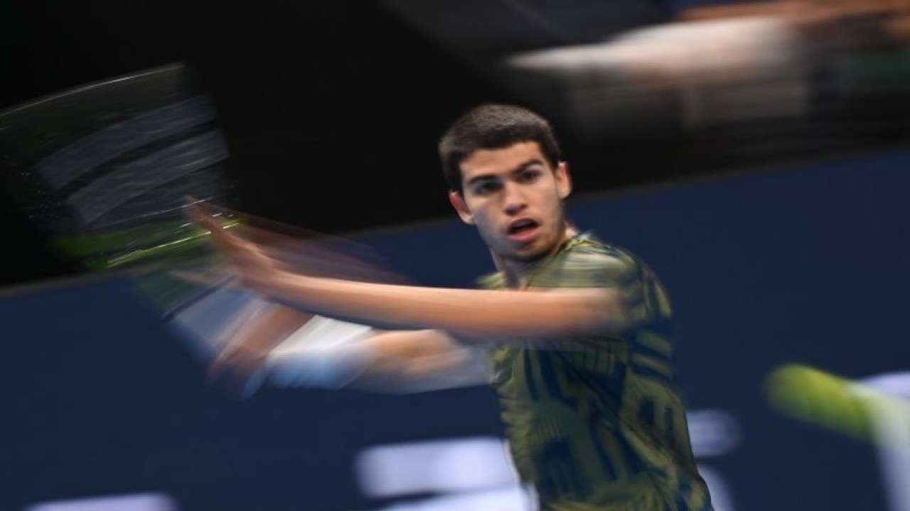Petenis Spanyol Carlos Alcaraz bereaksi setelah memenangi set pertama melawan petenis AS Taylor Fritz di perempat final tunggal putra Miami Open, Hard Rock Stadium, Miami, Florida, AS, Kamis (30/3/2023). (ANTARA/REUTERS/USA TODAY SPORTS/Geoff Burke)