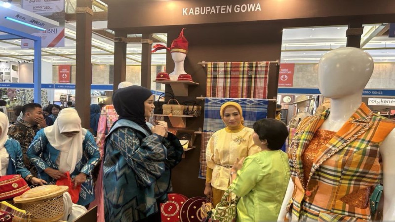 Ketua Dekranasda Gowa Priska Paramitha Adnan saat berada di JCC Jakarta mengikuti kegiatan International Handicraft Trade Fair (Inacraft) 2023. ANTARA/HO/Pemkab Gowa