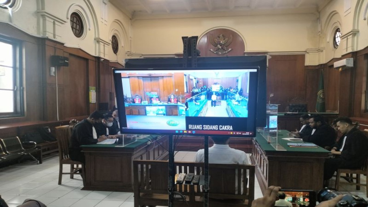 Sidang kasus Kanjuruhan dengan terdakwa Abdul Haris di Pengadilan Negeri Surabaya, Jawa Timur, Kamis (9/3/2023). ANTARA/Indra Setiawan