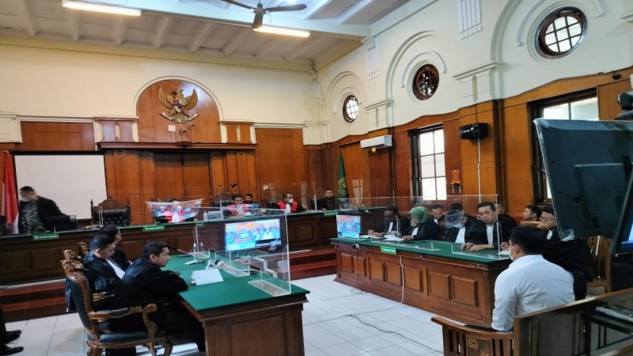 Suasana sidang kasus Tragedi Kanjuruhan Malang di Pengadilan Negeri Surabaya, Jawa Timur, Kamis (16/3/2023). (ANTARA /Indra Setiawan)
