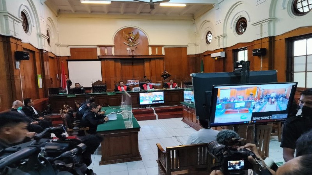 Suasana sidang kasus Tragedi Kanjuruhan di Pengadilan Negeri Surabaya, Jawa Timur, Kamis (16/3/2023). (ANTARA/Indra Setiawan)