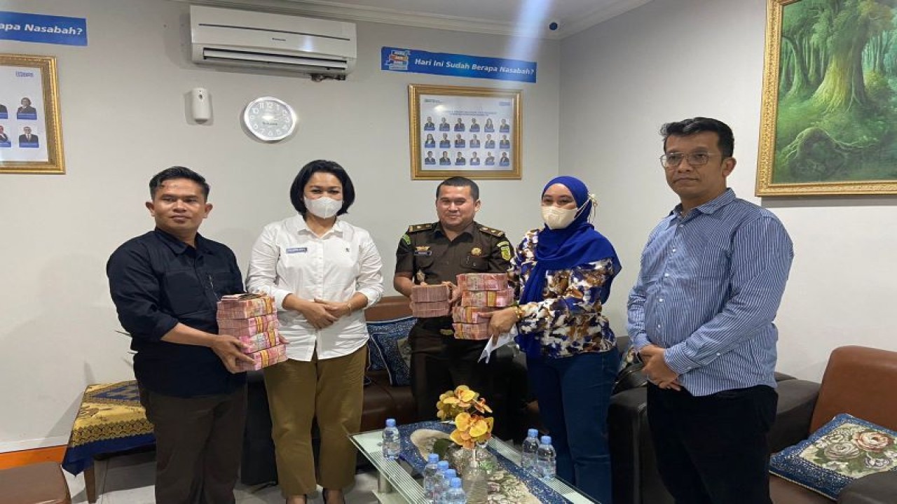 Pihak keluarga Nathanael Simanjuntak mengembalikan Rp983 juta uang negara kepada pihak kejaksaan. (ANTARA/HO-Kejari)